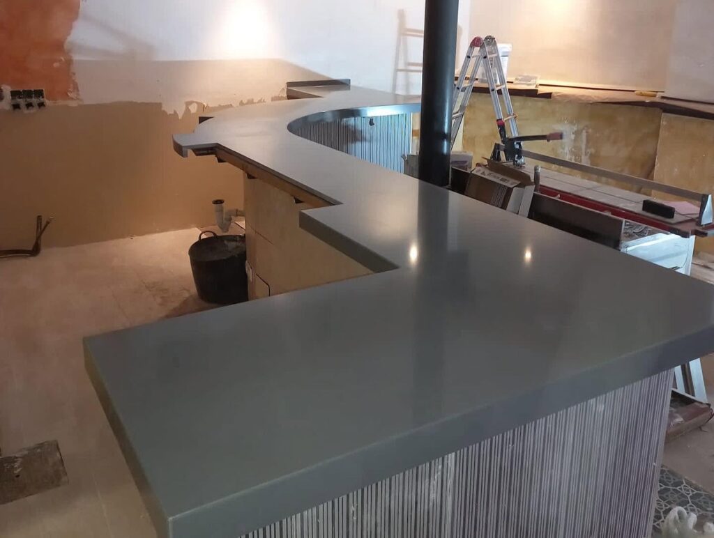 Barra de bar a medida en COMPAC Plomo