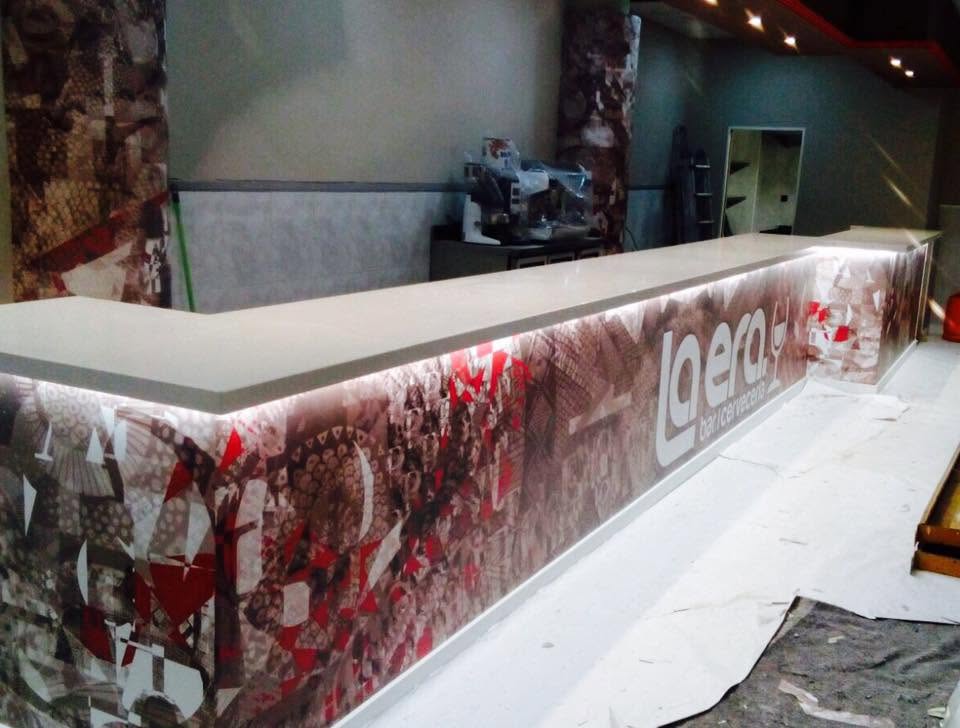 Barra COMPAC a medida con frontal retroiluminado para bar
