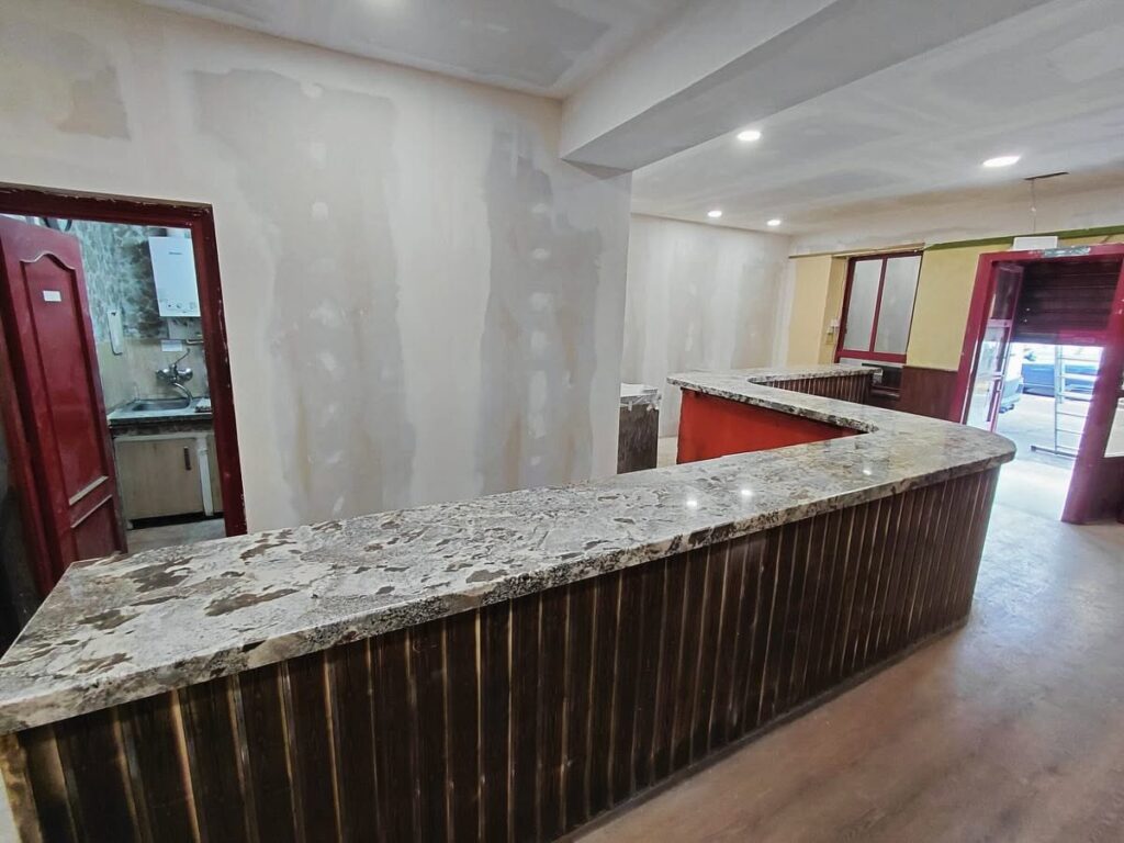 Barra de bar a medida en granito en Veguellina de Órbigo