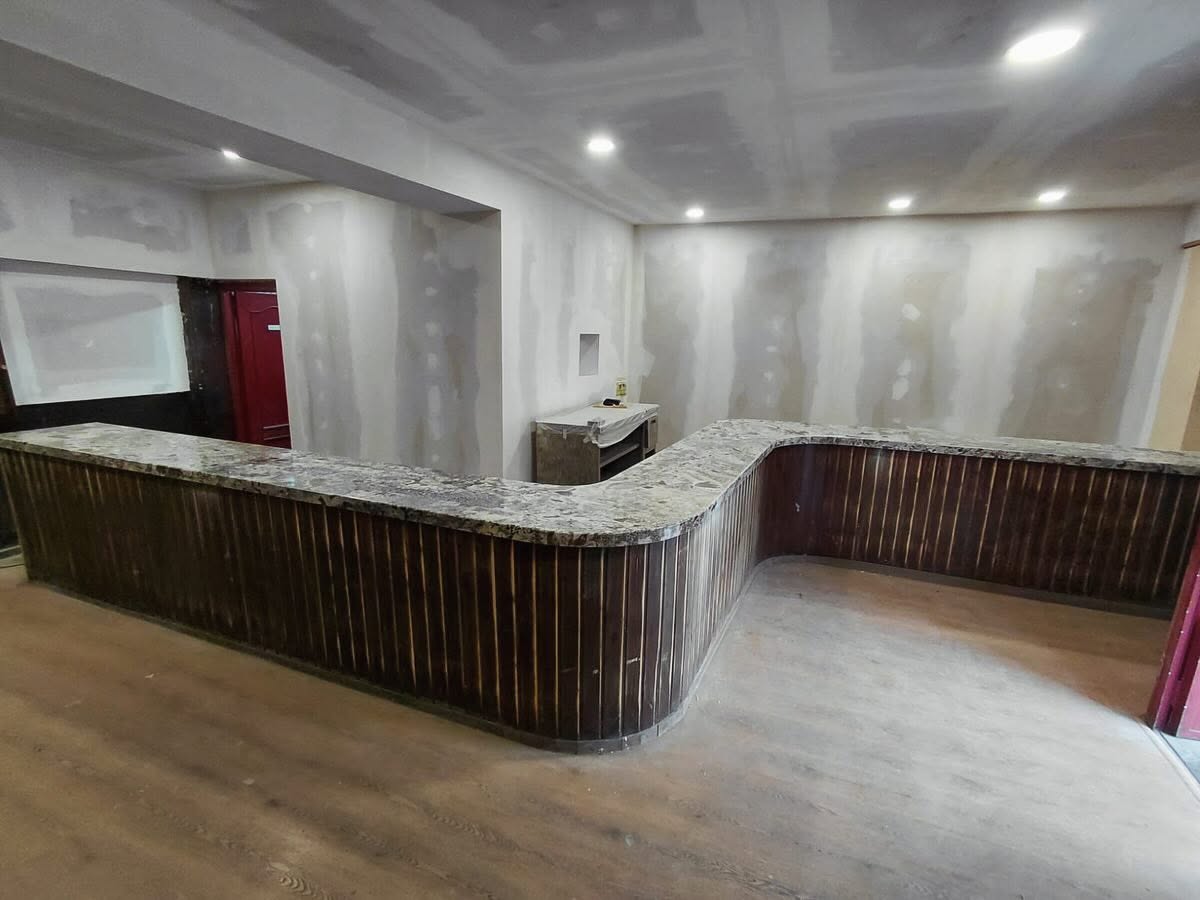 Barra de bar a medida en granito en Veguellina de Órbigo