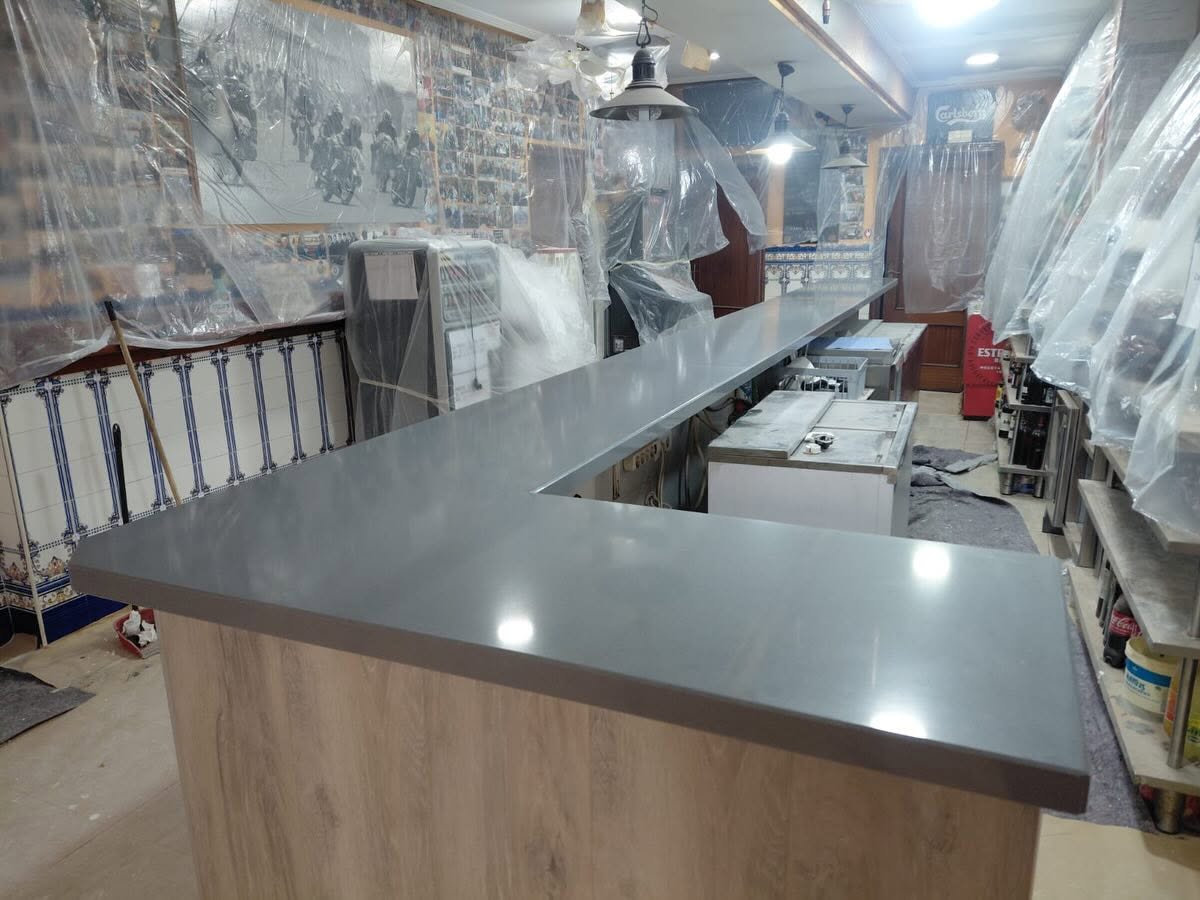 Barra de bar a medida en superficie Compac en La Bañeza