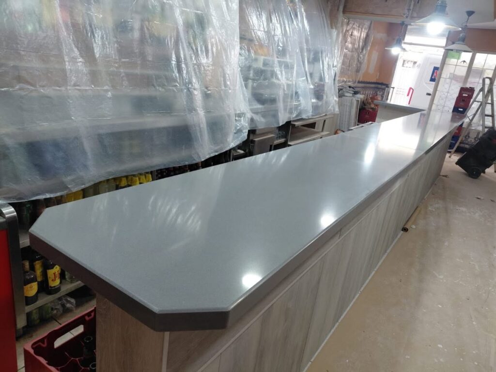 Barra de bar a medida en superficie Compac en La Bañeza