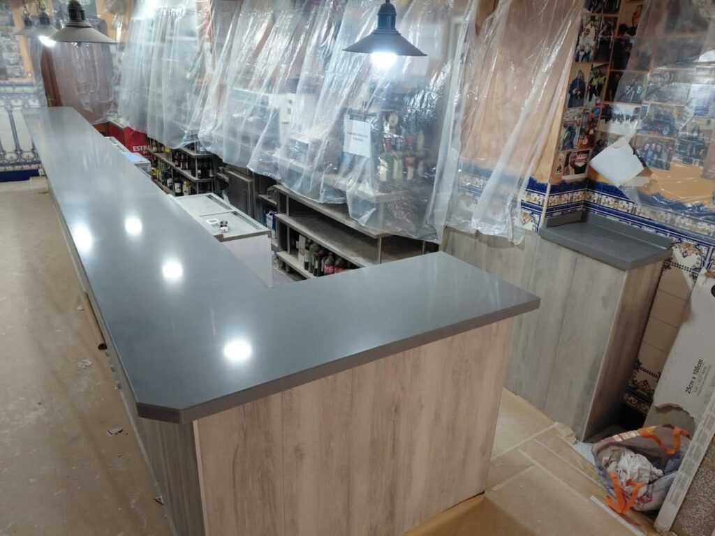Barra de bar a medida en superficie Compac en La Bañeza