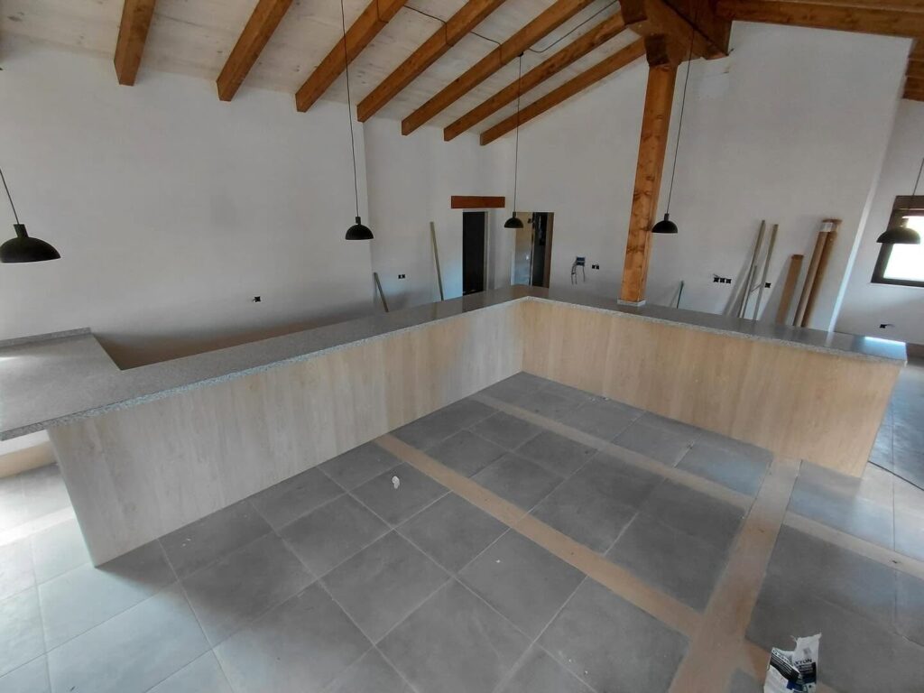 Barra de bar en granito para proyecto de hostelería