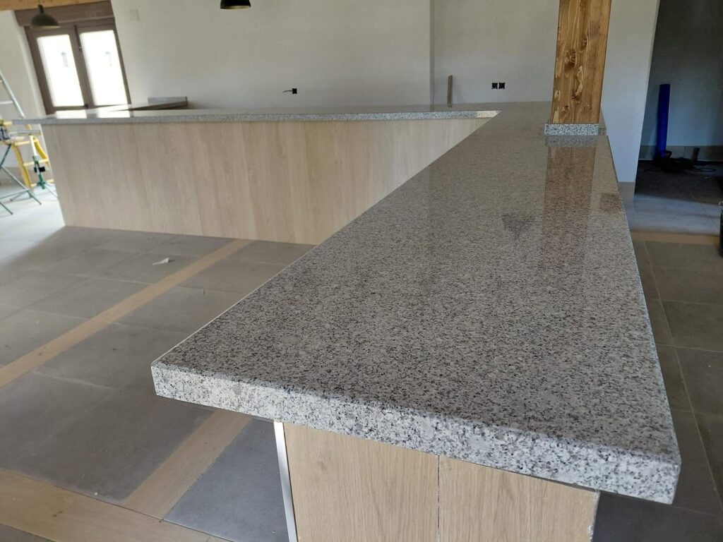Barra de bar en granito para proyecto de hostelería