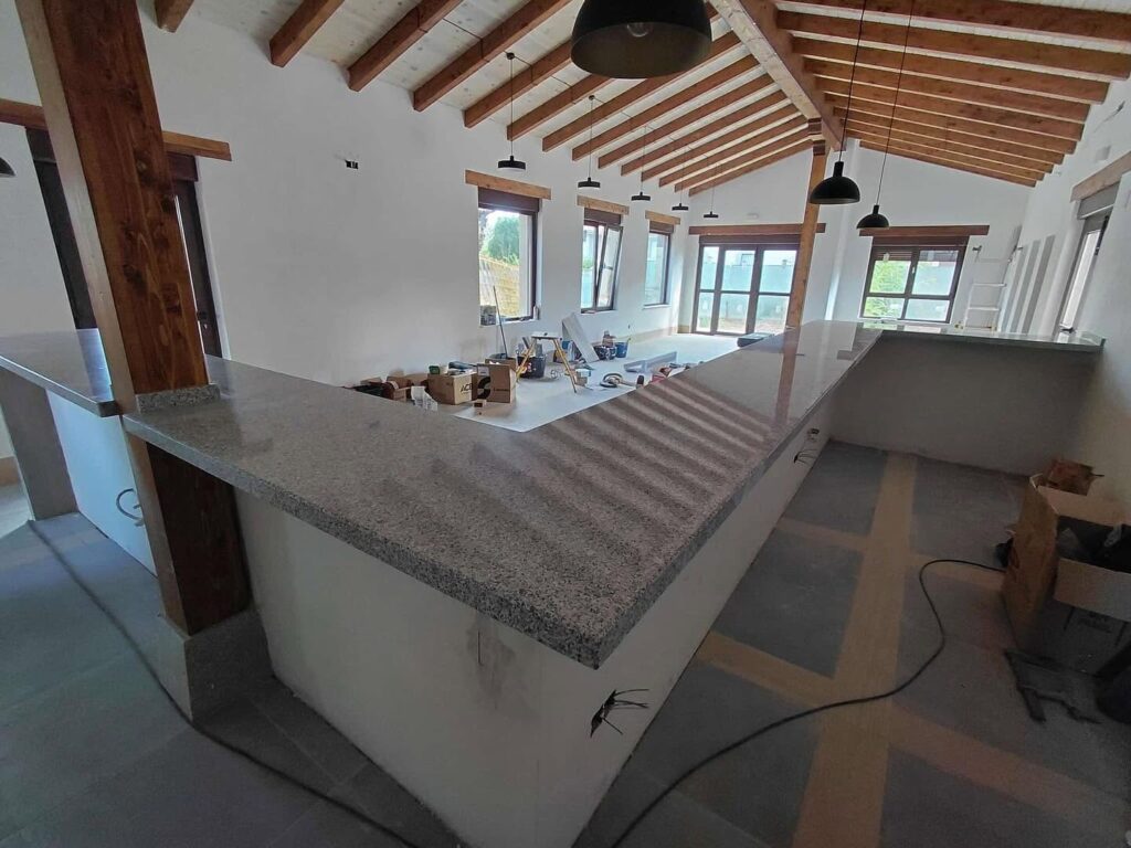 Barra de bar en granito para proyecto de hostelería