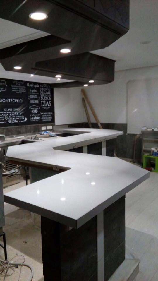 Barra de Silestone a medida con diseño geométrico para hostelería
