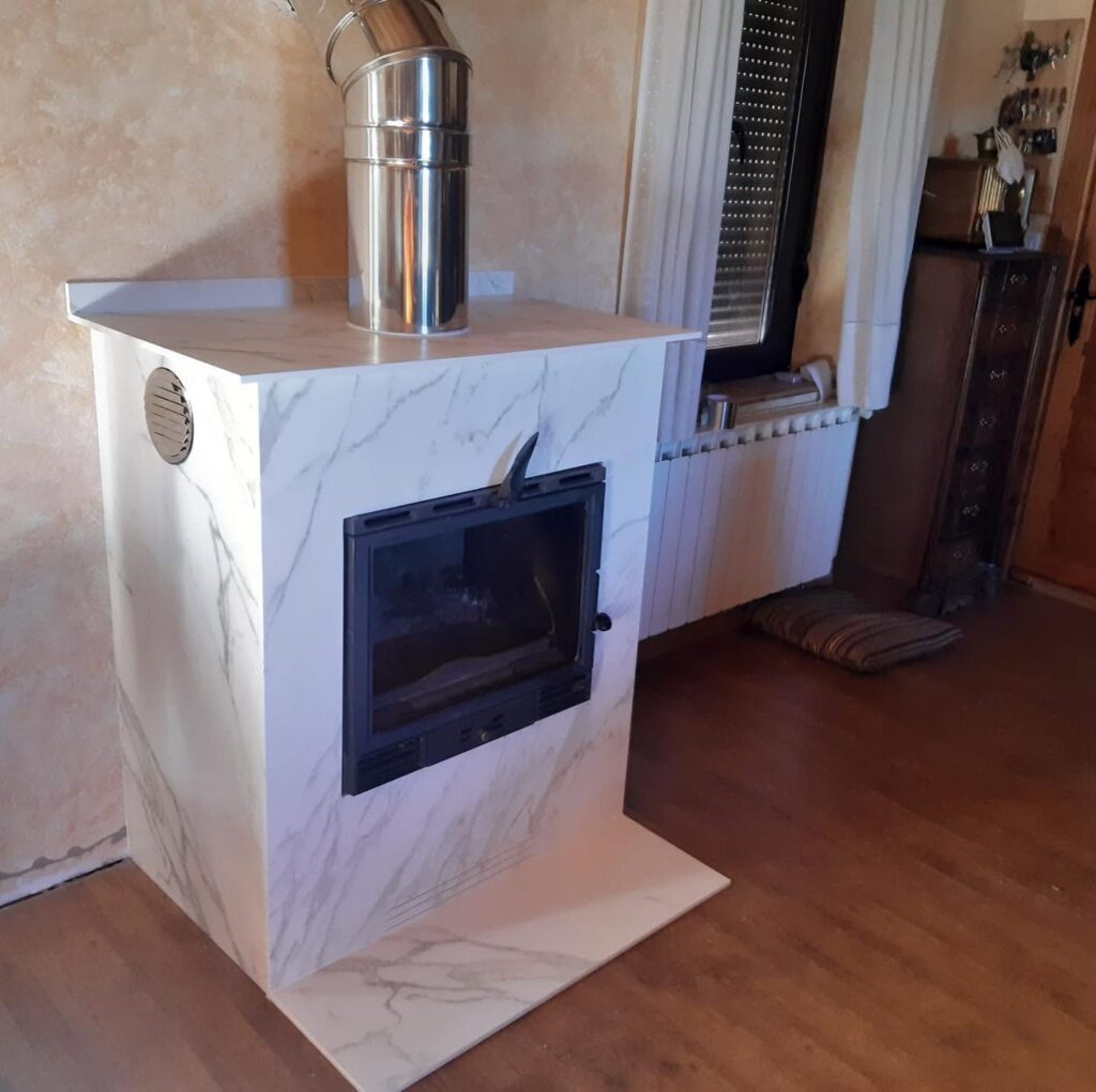 Chimenea revestida en Neolith con acabado efecto mármol