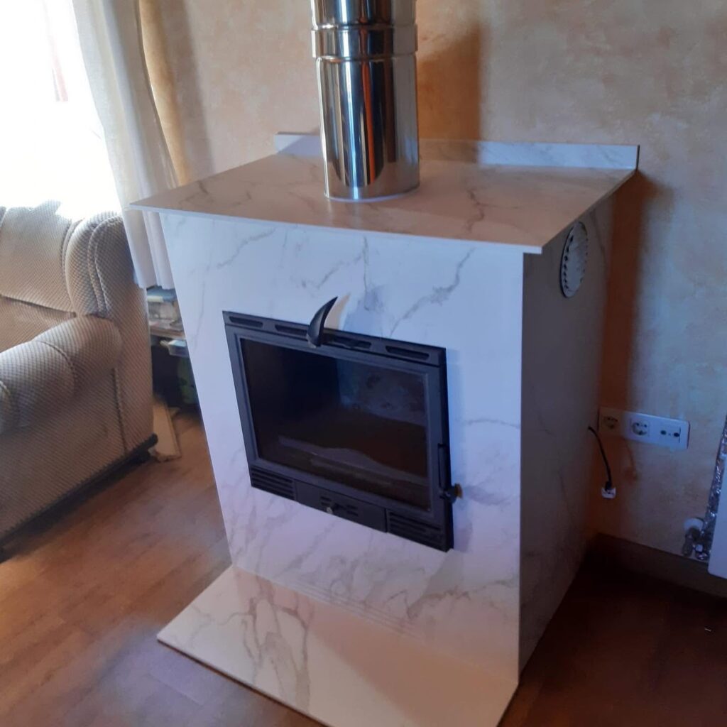 Chimenea revestida en Neolith con acabado efecto mármol
