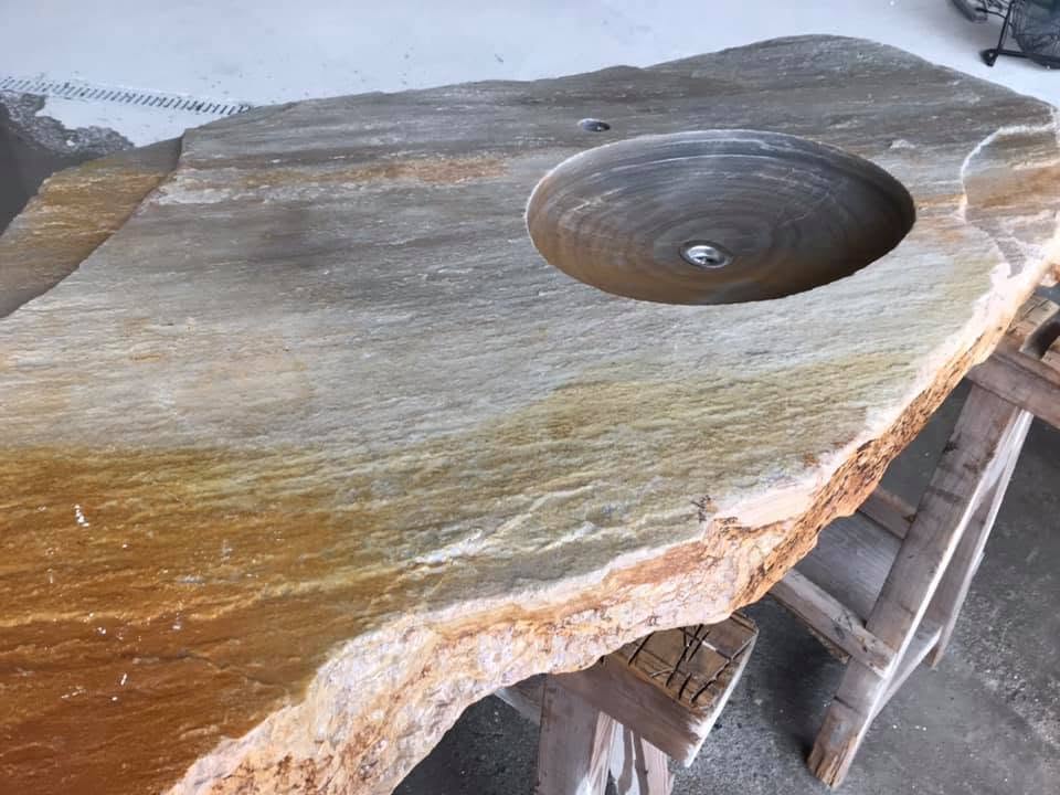 Encimera de baño artesanal con lavabo tallado en piedra natural