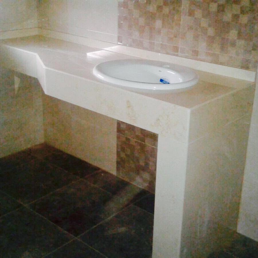 Encimera de baño a medida en COMPAC Crema Valencia