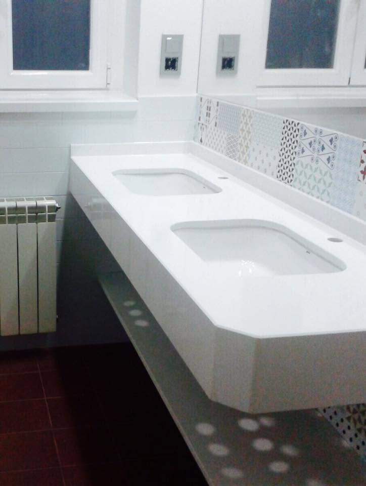 Encimera de baño con doble lavabo en COMPAC Blanco Absolut