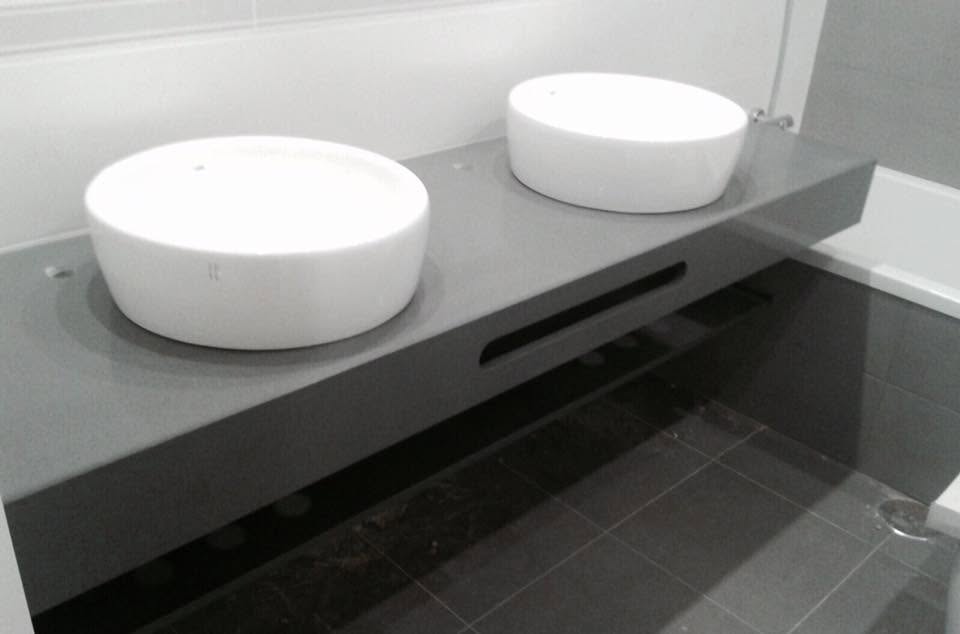 Encimera de baño con doble lavabo en COMPAC Plomo