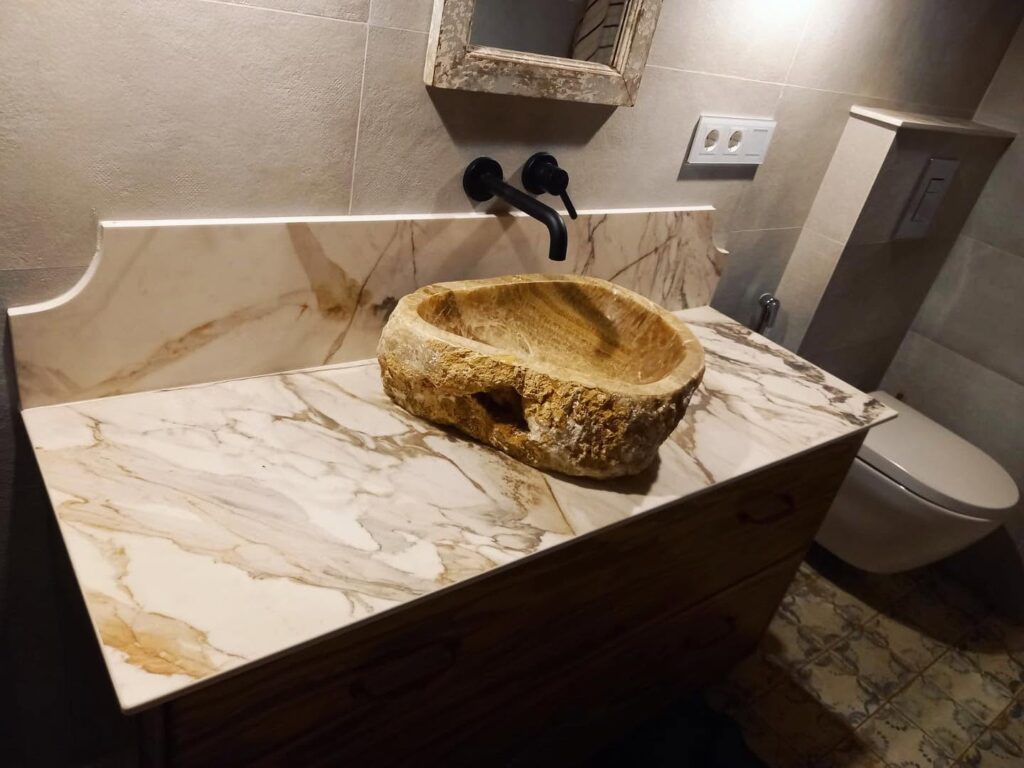 Encimera de baño Neolith Calacatta Luxe con lavabo de piedra natural