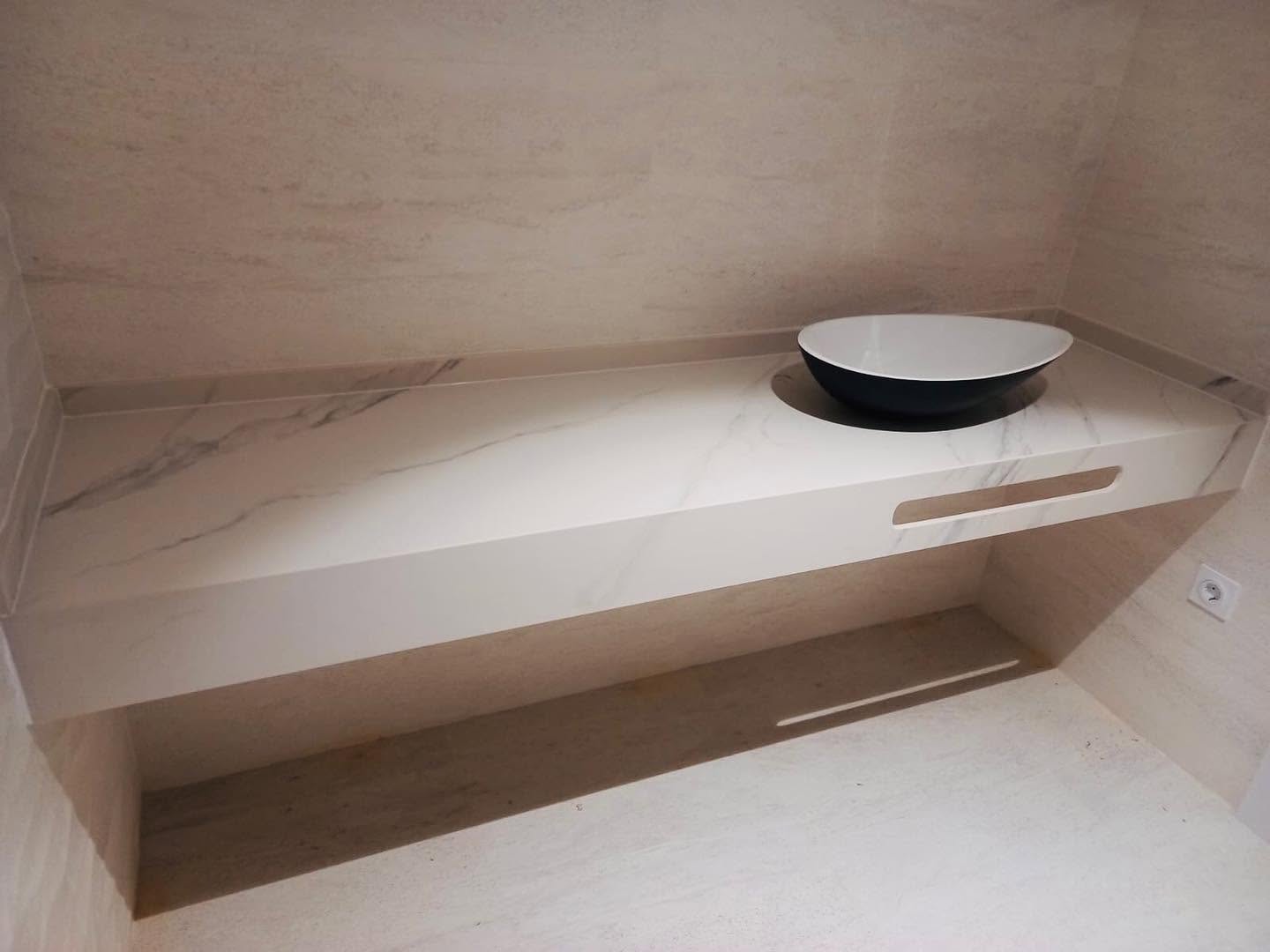 Encimera de baño porcelánica suspendida con toallero integrado