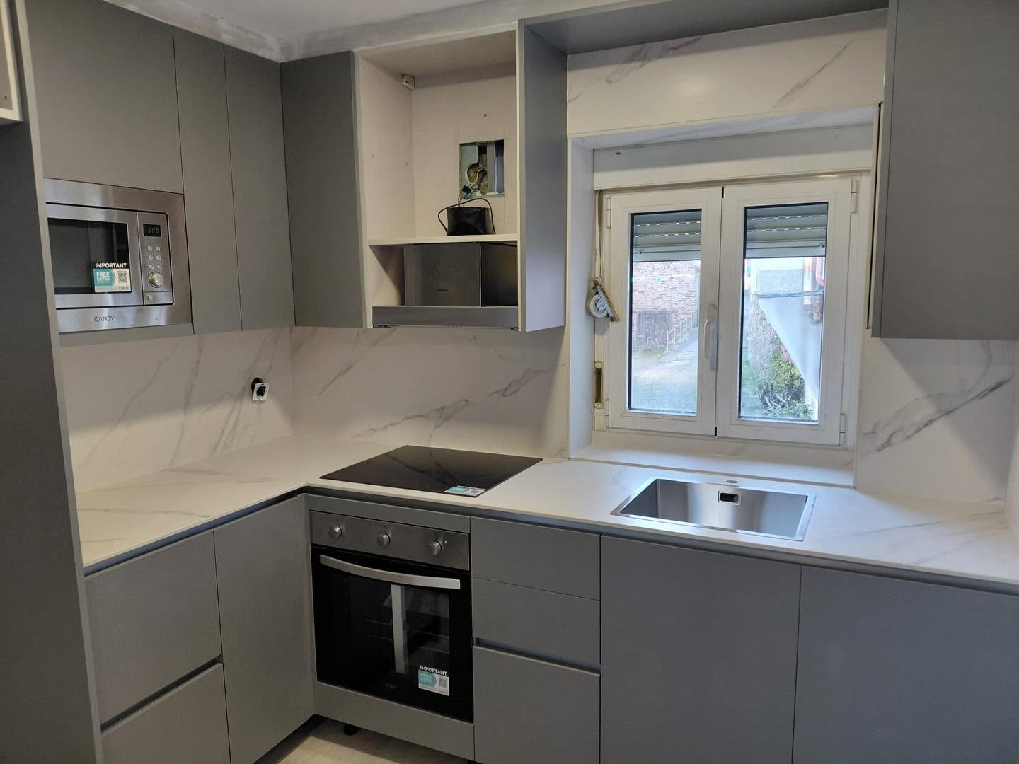 Encimera Ceratop Borghini con revestimiento de pared