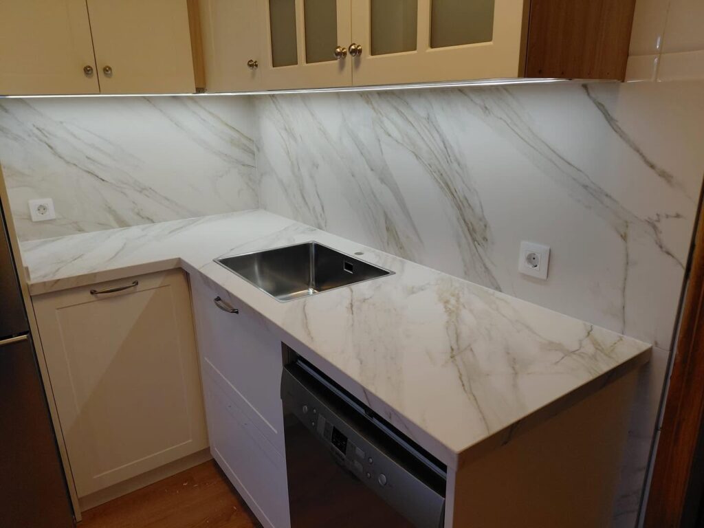 Encimera Ceratop Dolomiti con revestimiento de pared