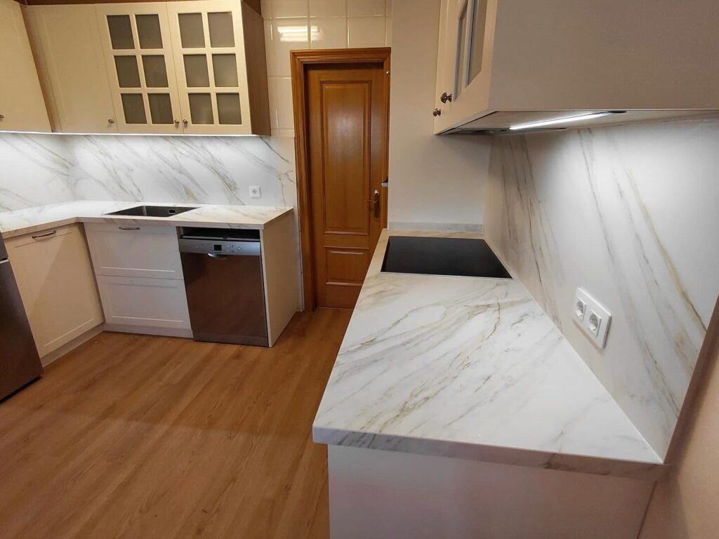 Encimera Ceratop Dolomiti con revestimiento de pared