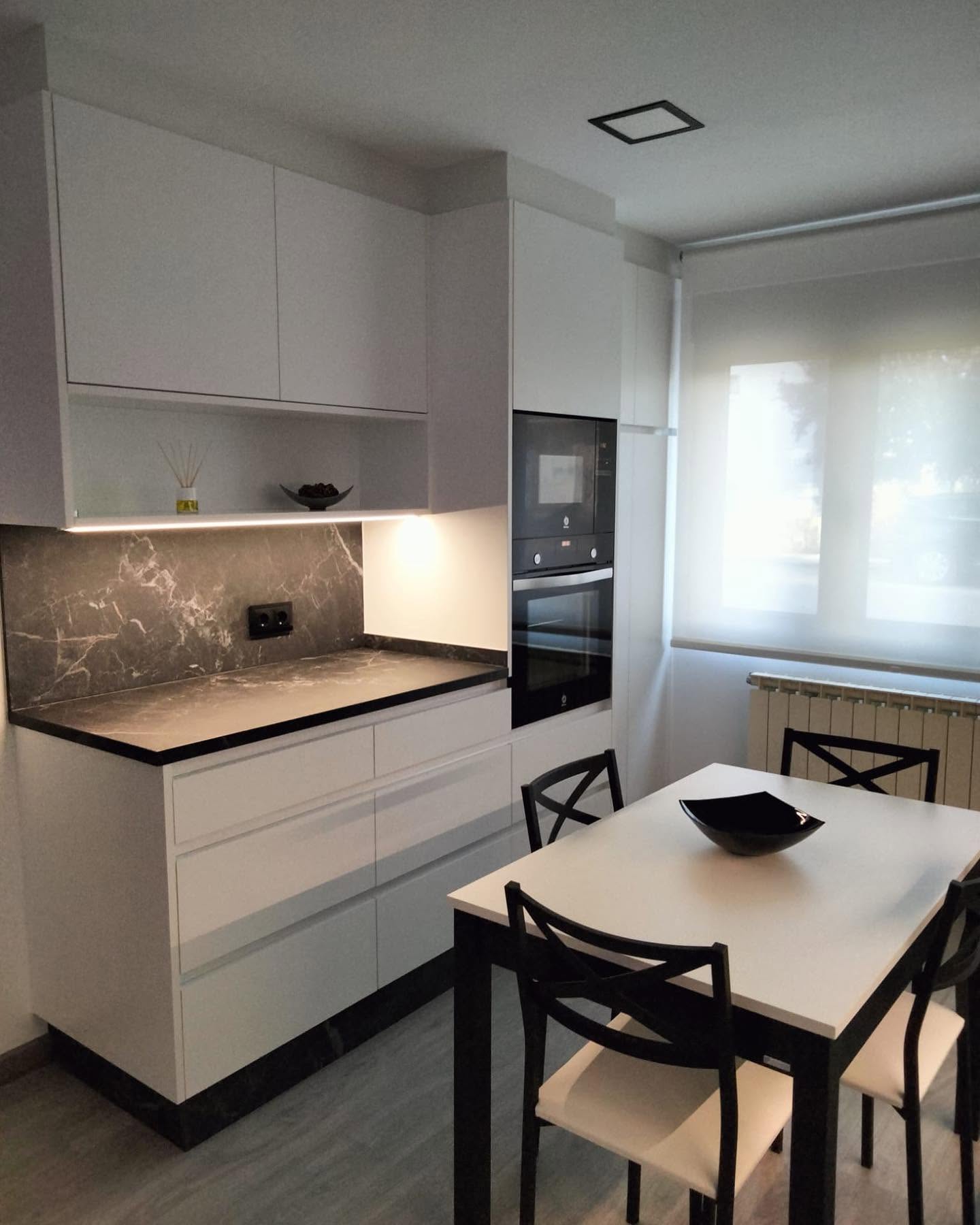 Encimera de cocina en Laminam Negro Tarraco con frente revestido