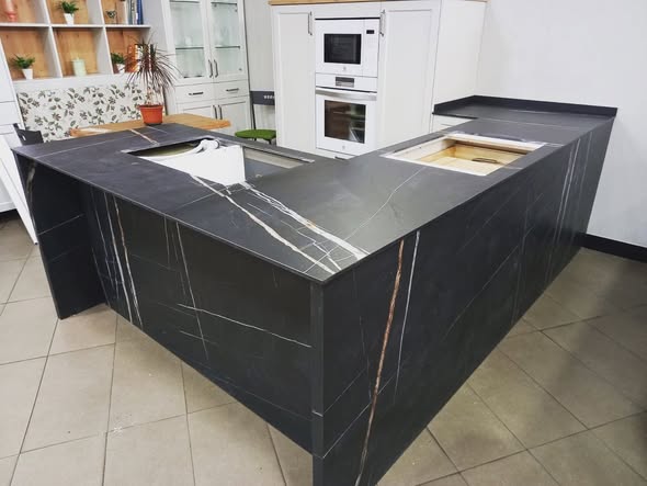 Encimera de cocina Laminam Sahara Noir con isla revestida