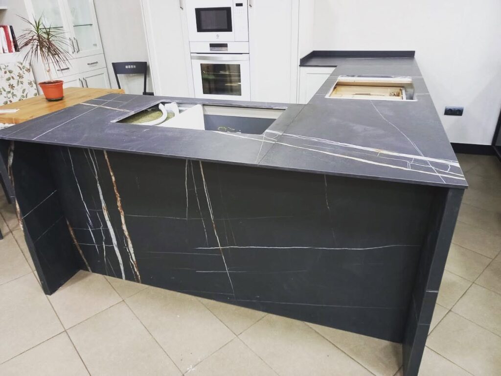 Encimera de cocina Laminam Sahara Noir con isla revestida