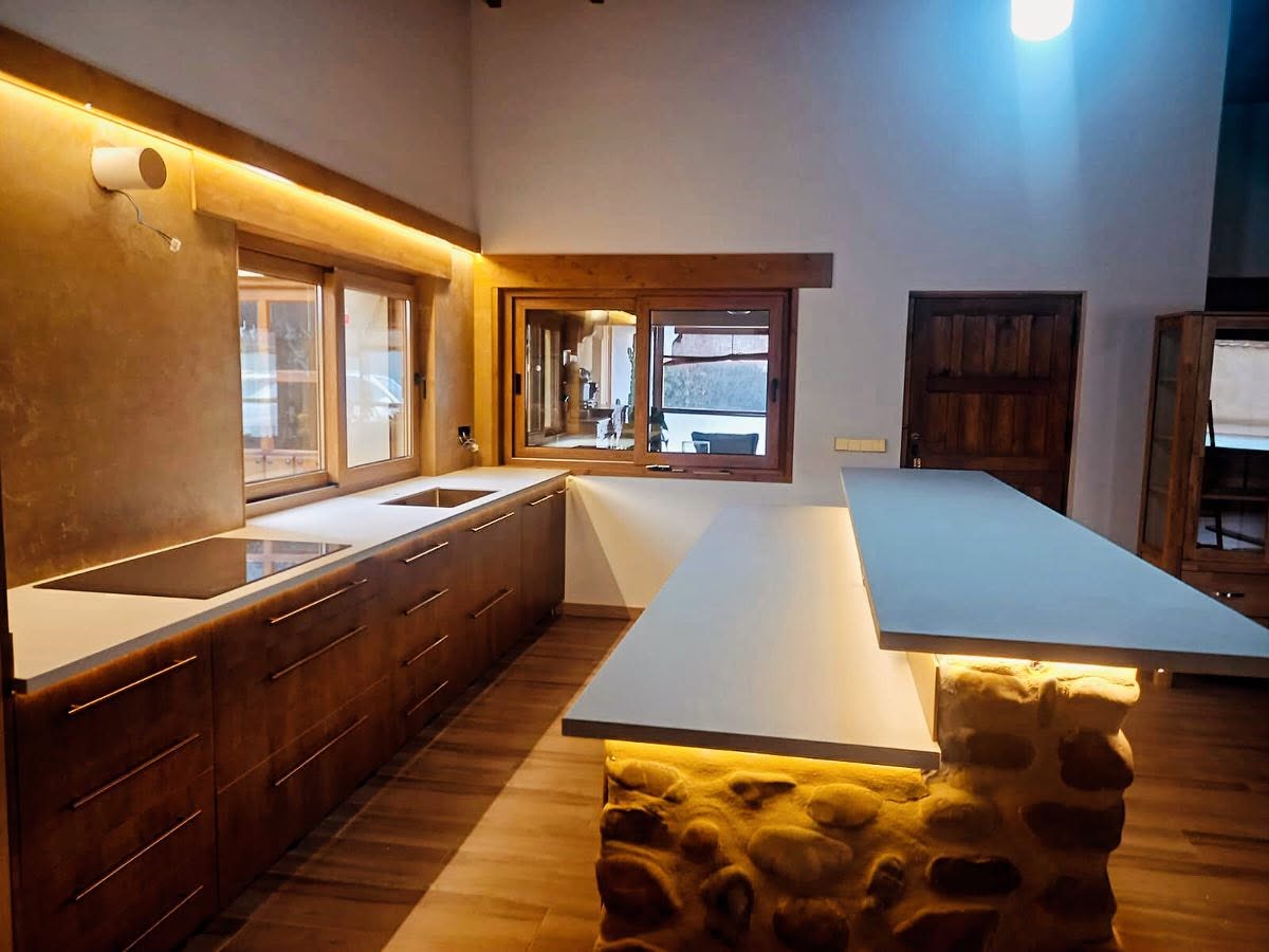 Encimera de cocina Neolith con barra y aplacado XTONE en vivienda rústica