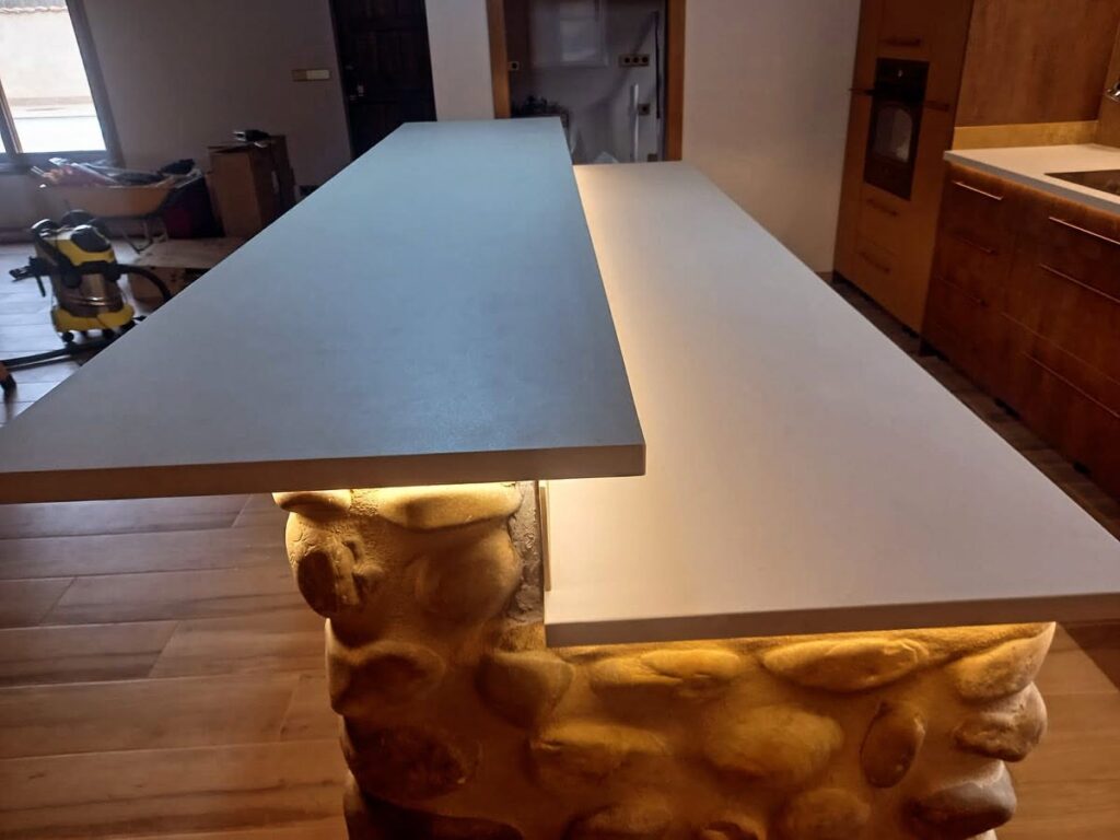 Encimera de cocina Neolith con barra y aplacado XTONE en vivienda rústica