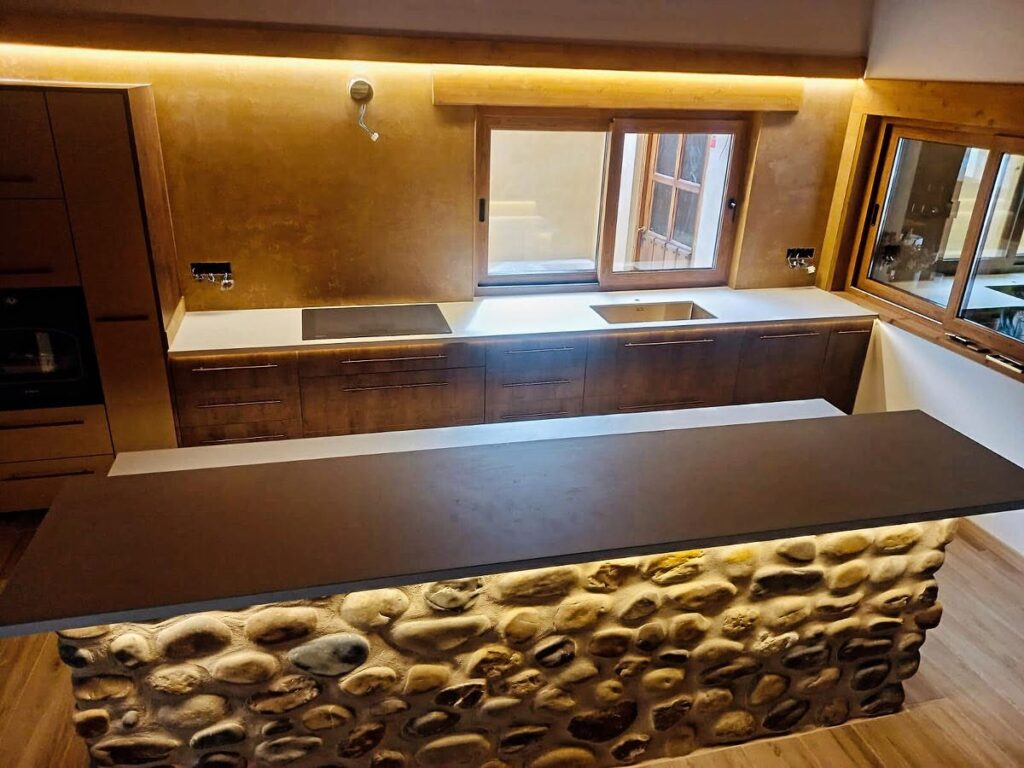 Encimera de cocina Neolith con barra y aplacado XTONE en vivienda rústica