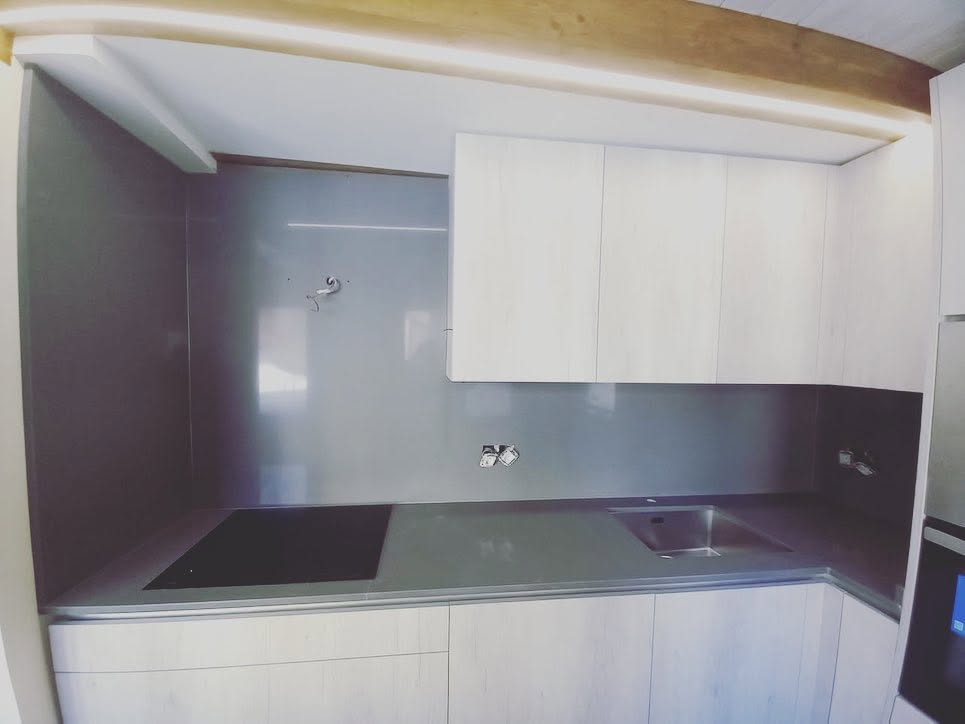 Encimera de cocina y revestimientos para casa rústica en la montaña leonesa