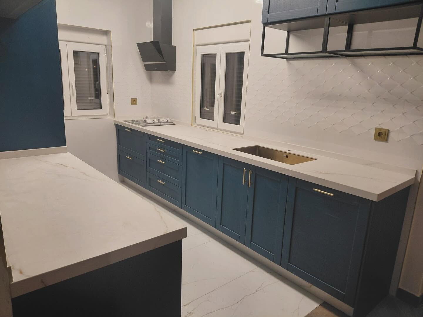 Encimera de cocina Ascale Torano con superficies auxiliares