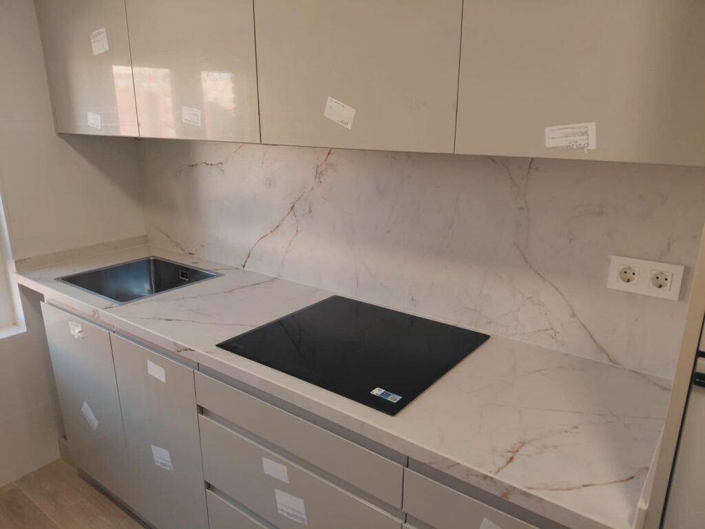 Encimera de cocina clara con revestimiento a juego