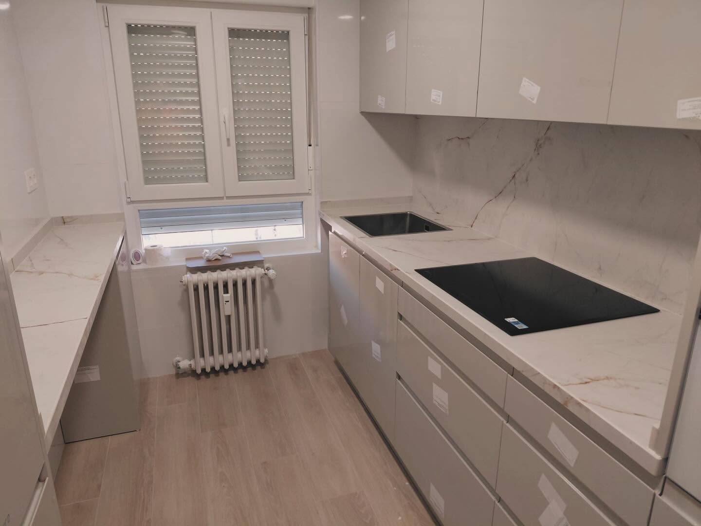 Encimera de cocina clara con revestimiento a juego