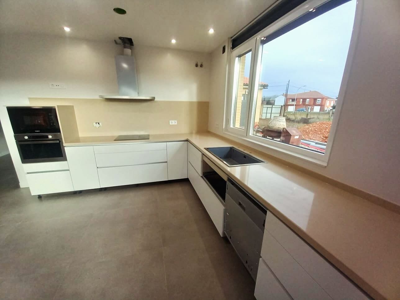 Encimera de cocina Compac en tonos beige