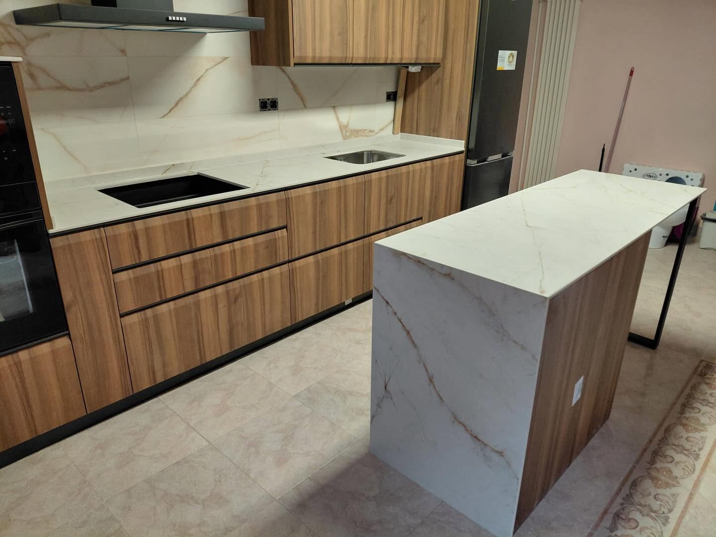 Encimera de cocina con península y revestimiento a juego
