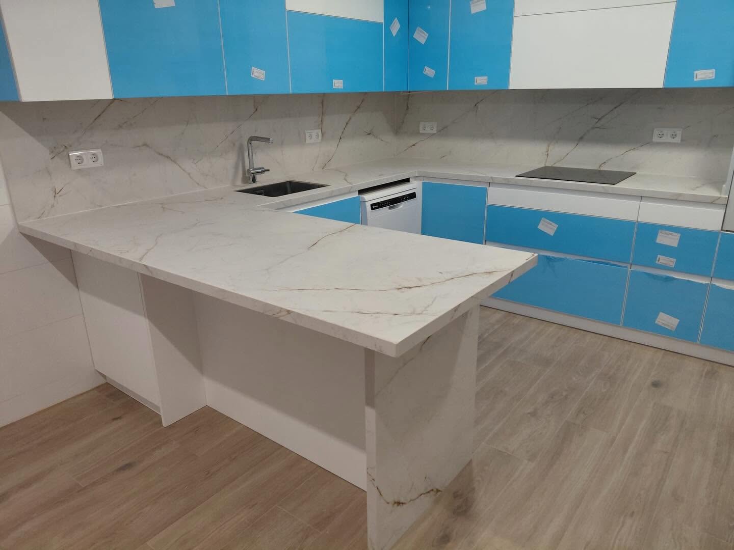 Encimera de cocina con península y revestimiento a juego