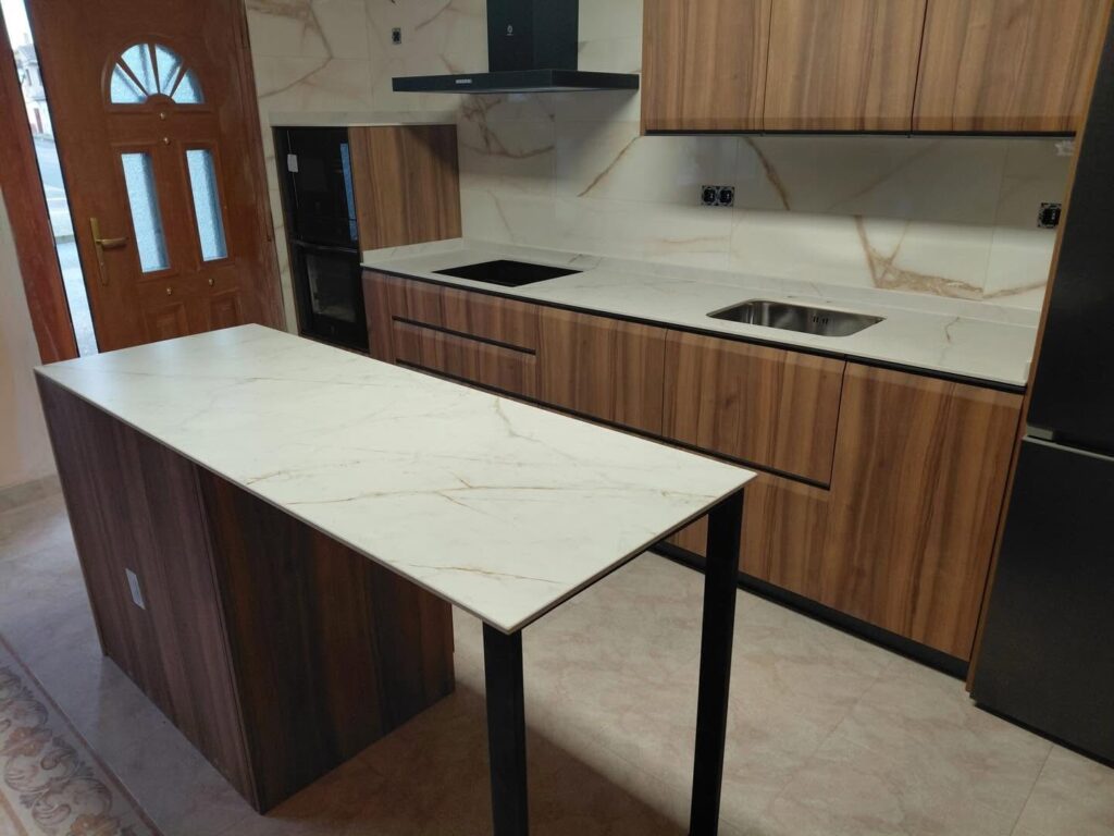 Encimera de cocina con península y revestimiento a juego