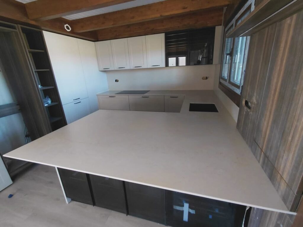 Encimera de cocina de gran formato con amplia península