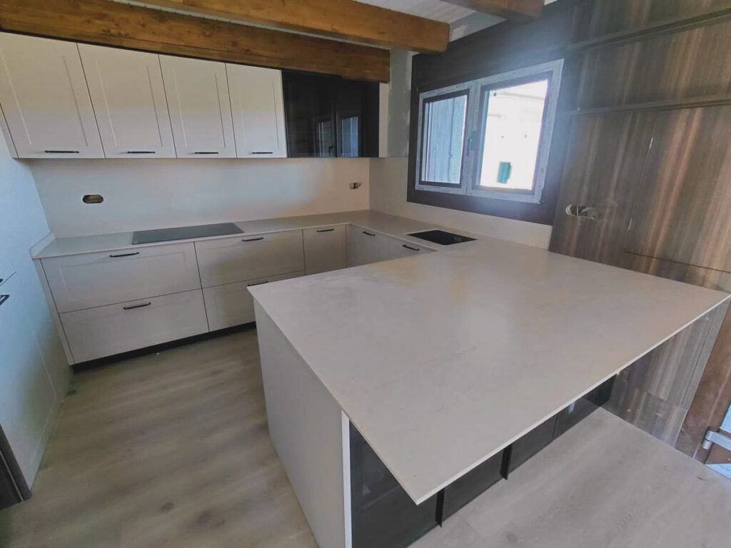 Encimera de cocina de gran formato con amplia península
