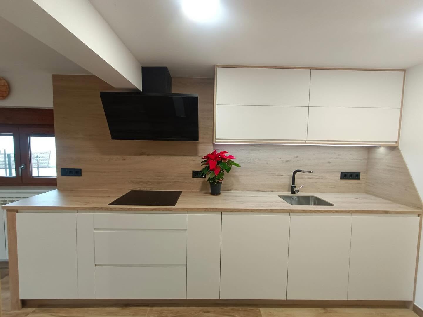 Encimera de cocina efecto madera con revestimiento continuo