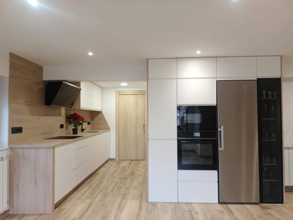 Encimera de cocina efecto madera con revestimiento continuo