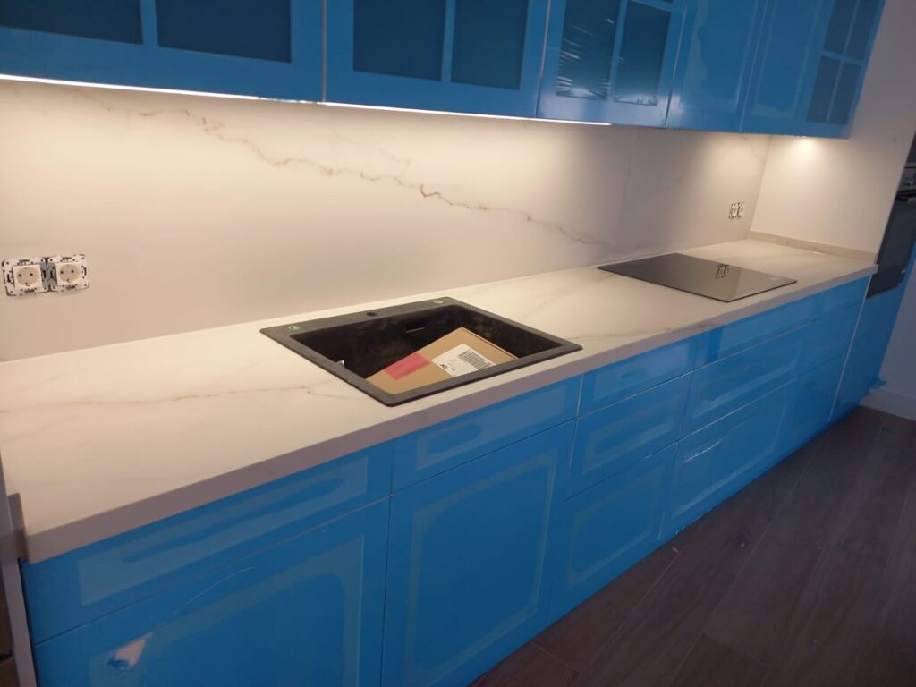 Encimera de cocina en porcelánico Oro del Jerte
