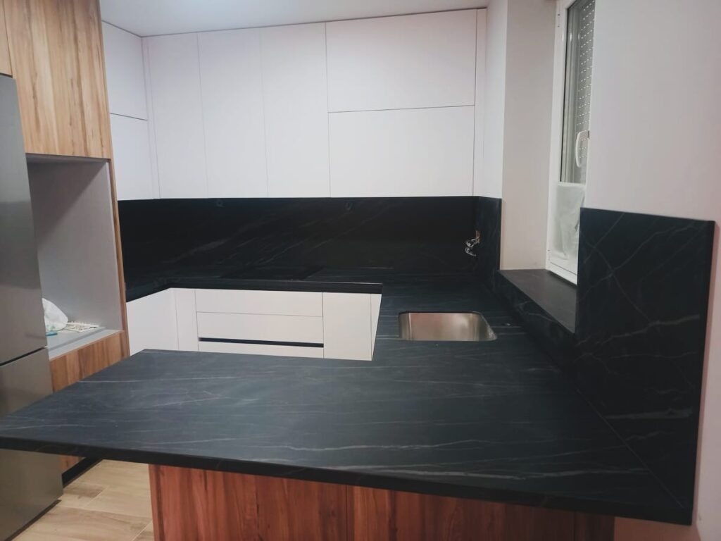 Encimera de cocina Laminam Noir Desir con barra