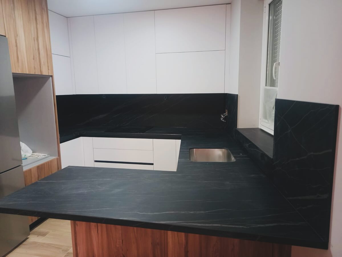Encimera de cocina Laminam Noir Desir con barra