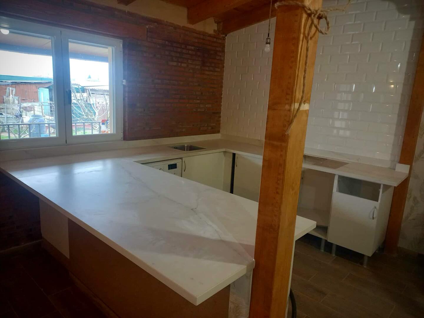 Encimera de cocina Oro del Jerte con barra