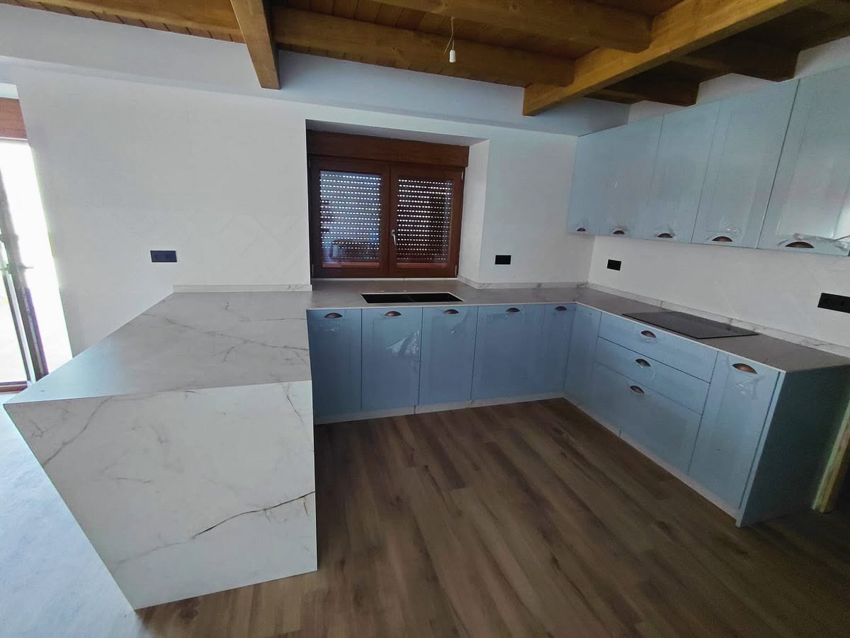 Encimera de cocina porcelánica con península y lateral revestido