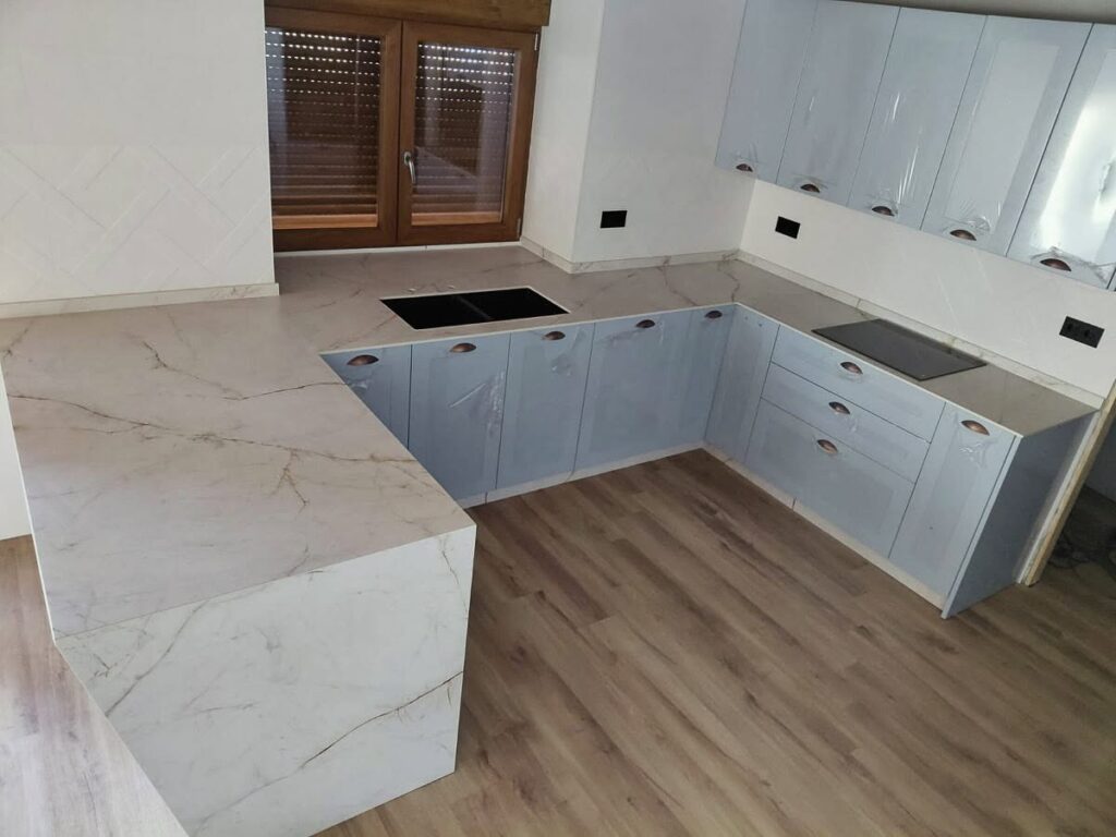 Encimera de cocina porcelánica con península y lateral revestido