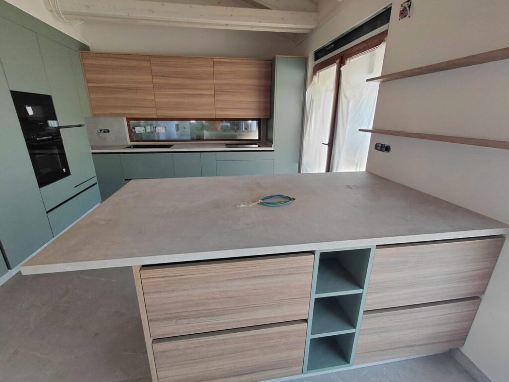 Encimera de cocina SapienStone con isla central