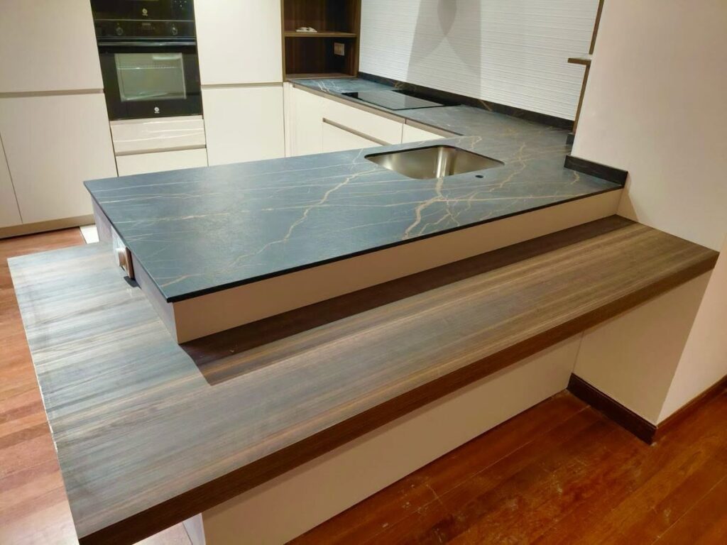 Encimera Dekton Laurent en cocina blanca con península