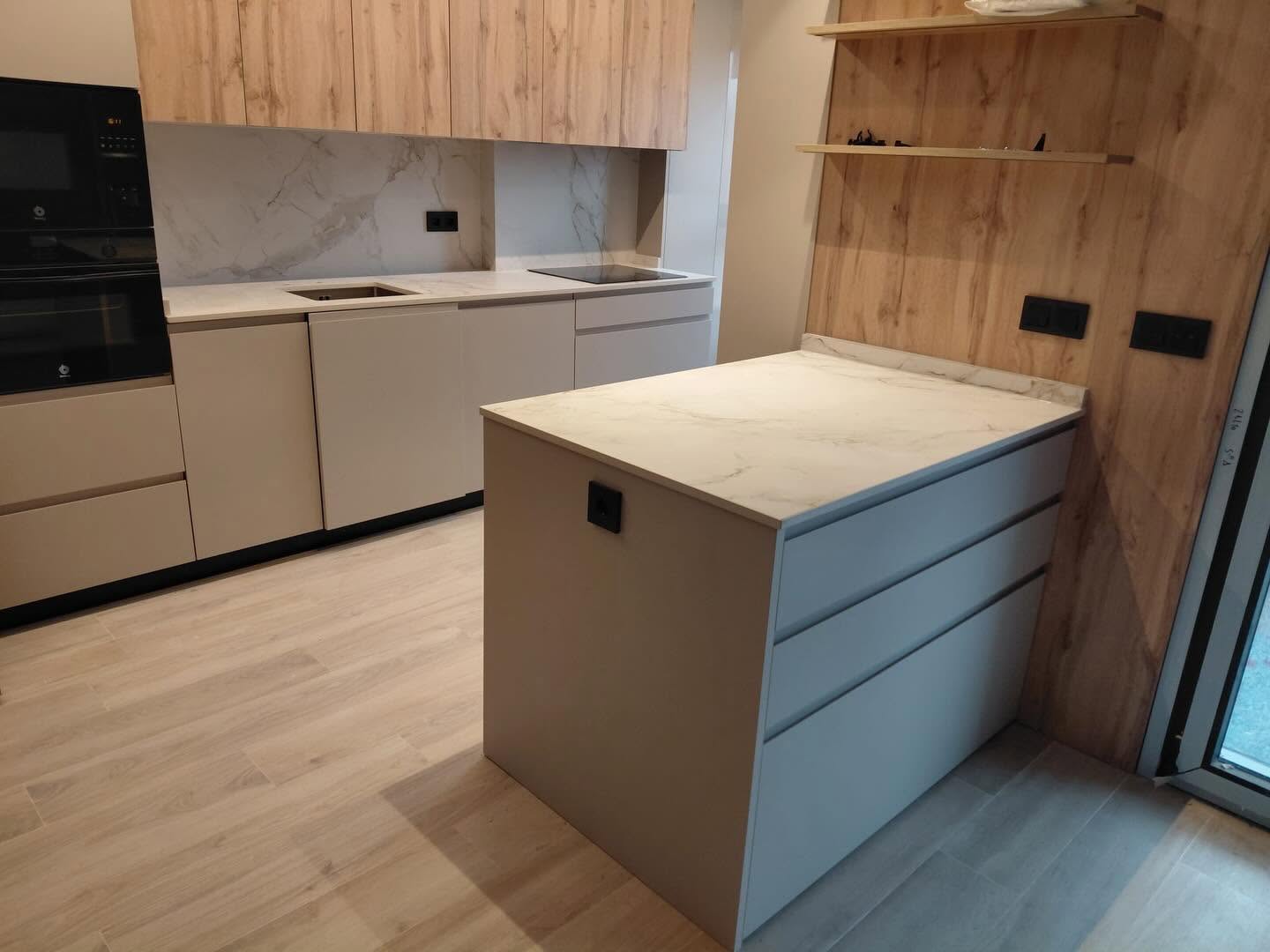 Encimera e isla de cocina en acabado veteado claro
