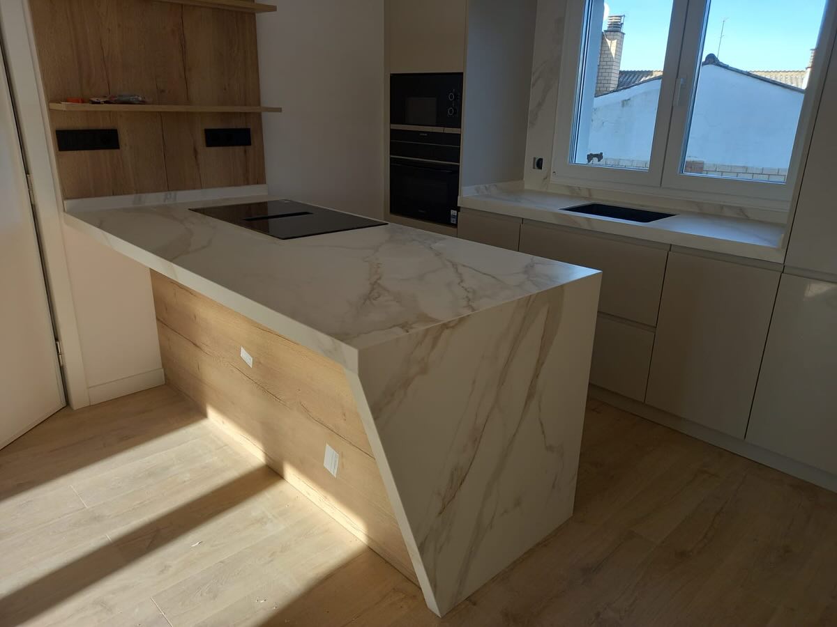 Encimera e isla de cocina en Neolith Calacatta Roma